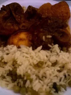 Una foto de Codillo de cerdo (chamorro) en salsa de miltomate con chile pasilla y jalapeño (olla de cocción lenta-slow cooker).
