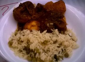Una foto de Codillo de cerdo (chamorro) en salsa de miltomate con chile pasilla y jalapeño (olla de cocción lenta-slow cooker).