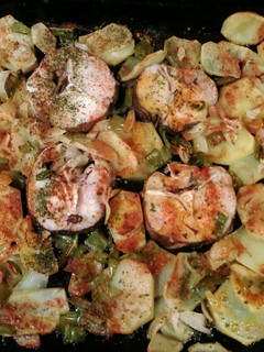 Una foto de Rodajas de merluza con patatas cebolla y pimiento