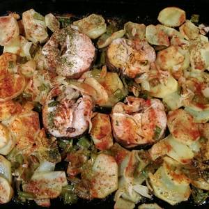 Rodajas de merluza con patatas cebolla y pimiento