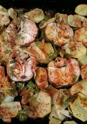 Una foto de Rodajas de merluza con patatas cebolla y pimiento