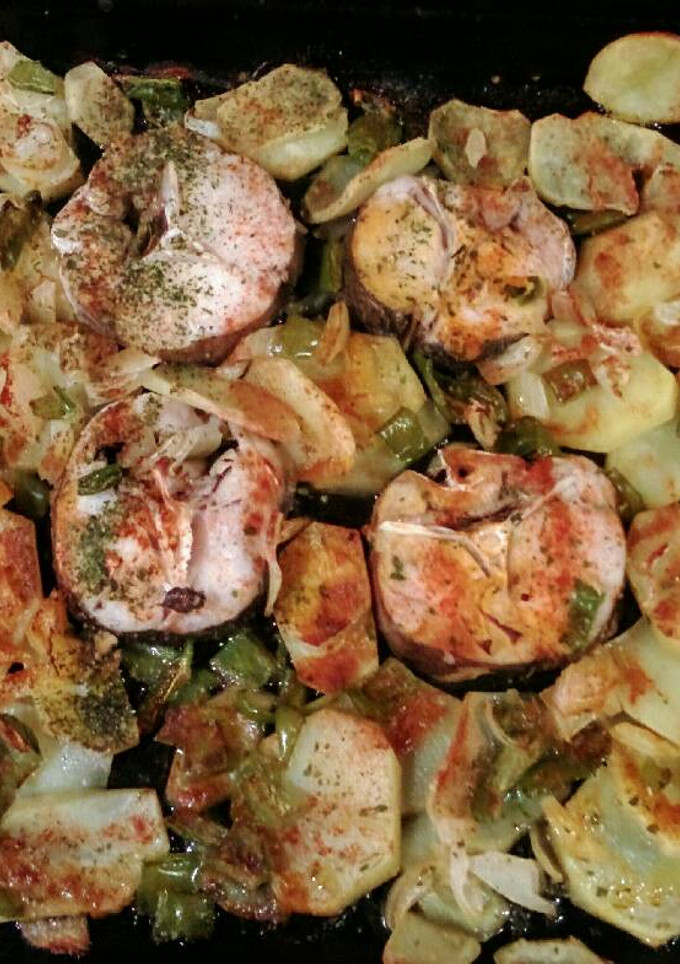 Una foto de Rodajas de merluza con patatas cebolla y pimiento
