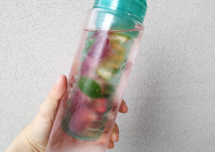 Recetta di Fatto in casa Acqua aromatizzata fragola limone e menta