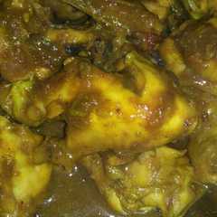 A picture of Ayam ungkep bumbu kuning.