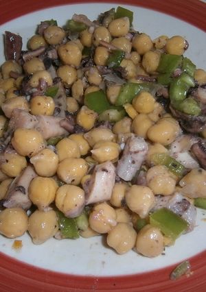 Una foto de Ensalada 5 minutos de pulpo y garbanzos