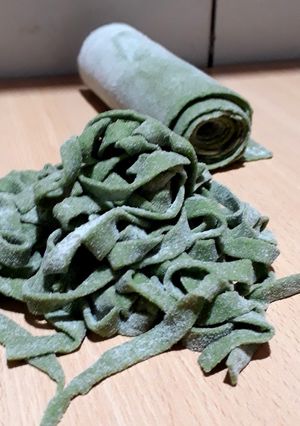 Una foto de Fideos caseros con acelga
