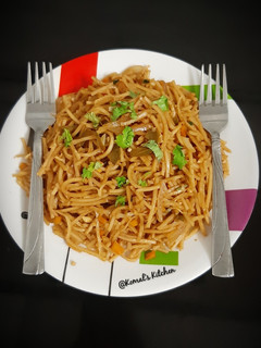 હક્કા નૂડલ્સ(Hakka Noodles Recipe In Gujarati) રેસીપી મુખ્ય ફોટો