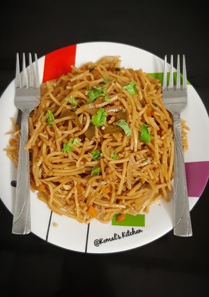 હક્કા નૂડલ્સ(Hakka Noodles Recipe In Gujarati) રેસીપી મુખ્ય ફોટો