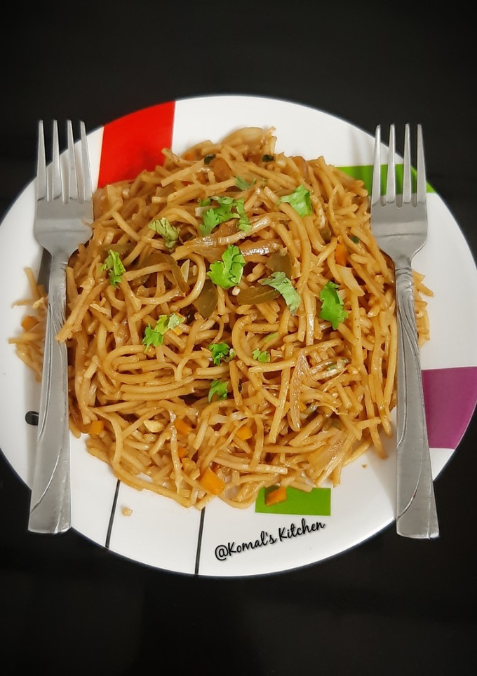 હક્કા નૂડલ્સ(Hakka Noodles Recipe In Gujarati) રેસીપી મુખ્ય ફોટો