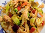 Una foto de salpicon de pollo y lechuga