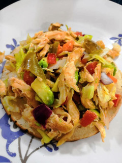 Una foto de Tostadas de salpicón de pollo 🐔