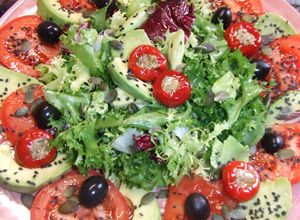 Foto principal de Ensalada de aguacate con peperoncini repieni