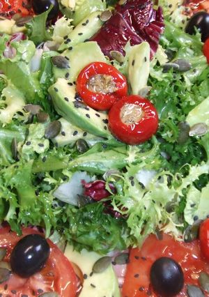 Una foto de Ensalada de aguacate con peperoncini repieni