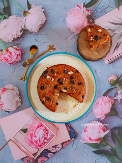 A picture of Carrot & Dates Cake.