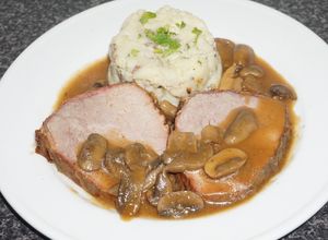 Una foto de Carne de pollo ganso braseado, con salsa de champiñones