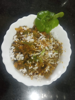 शिमला मिरची भाजी (Shimla Mirchi Bhaji Recipe In Marathi) रेसिपी चे मुख्य फोटो