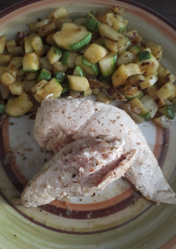 Una foto de Zapallitos italianos y papas salteadas con Pollo a las especias