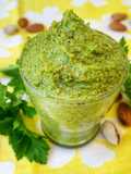 Crema di prezzemolo, mandorle e pistacchi