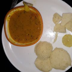 A picture of Idli sambhar.