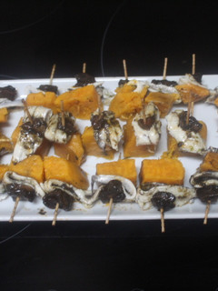 Una foto de Banderillas de boniato, calamares y boquerones en vinagre