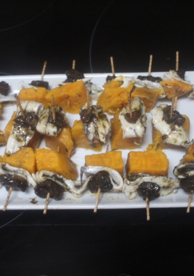 Una foto de Banderillas de boniato, calamares y boquerones en vinagre