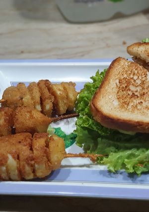 A picture of Spinal potato with sandwich.