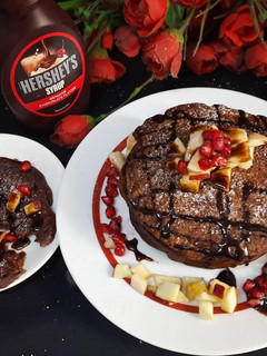 हैल्थी चॉकलेट पैन केक (healthy chocolate pancake recipe in Hindi) रेसिपी मुख्य फोटो
