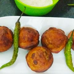 A picture of Kuttu atta ke Alu Vade in appe maker.