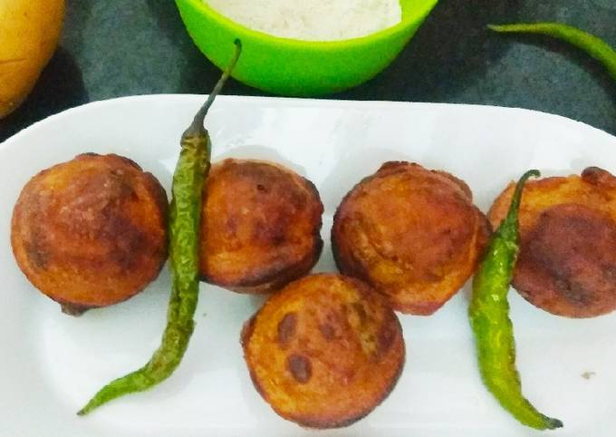 Kuttu atta ke Alu Vade in appe maker