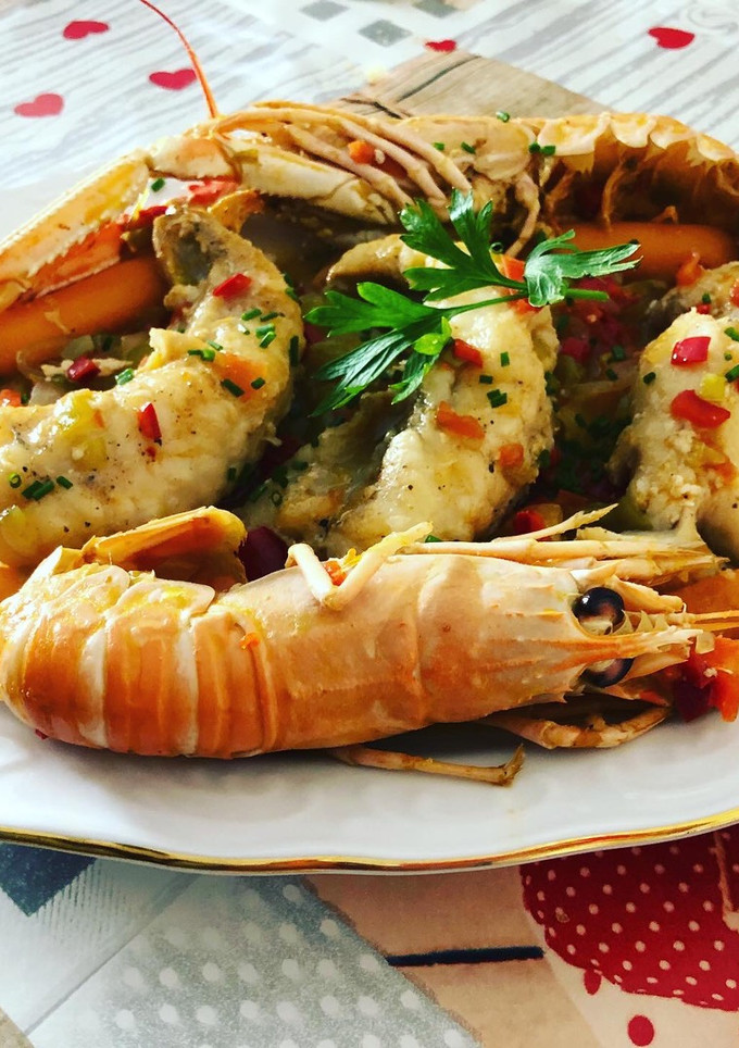 Una foto de Filete de rape con verduras y cigala