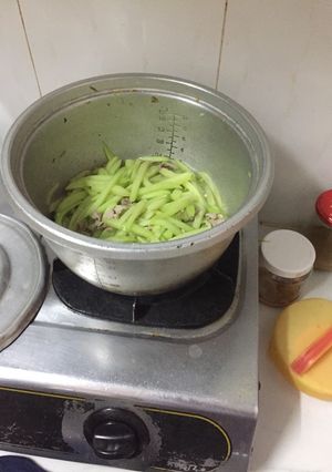 Hình của món Su su xào thịt heo.
