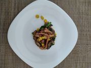 Una foto de ensalada de espinaca
