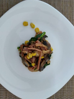 Una foto de Ensalada de espinacas con tocino 🥓