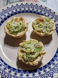 Una foto de Canastitas de pollo y verdura 🥑🍅