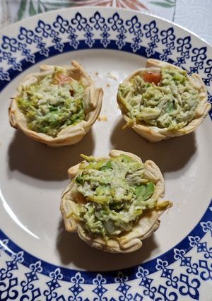 Una foto de Canastitas de pollo y verdura 🥑🍅