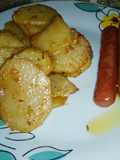 Patatas en adobillo acompañadas de salchichas