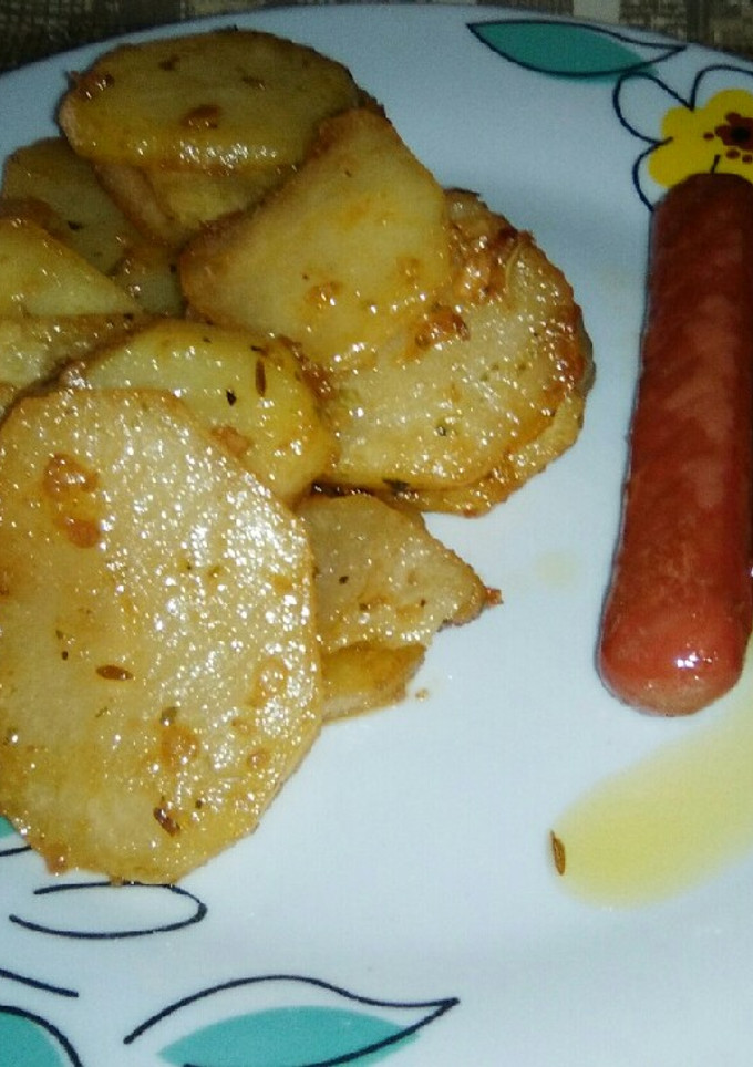 Una foto de Patatas en adobillo acompañadas de salchichas