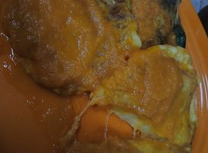 Una foto de Chiles rellenos y tortitas de papa sin tanto aceite