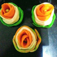 A picture of Tricolor sweet rose.