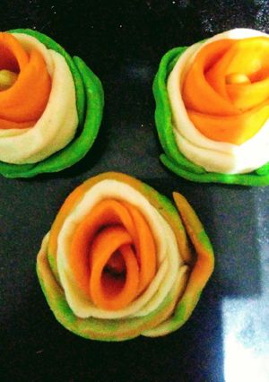 A picture of Tricolor sweet rose.