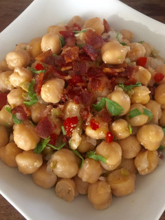 Una foto de Ensalada de Garbanzos con Tocineta (Bacon) y Queso Parmesano