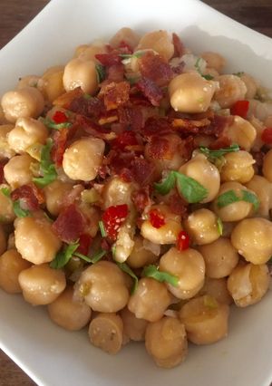 Una foto de Ensalada de Garbanzos con Tocineta (Bacon) y Queso Parmesano
