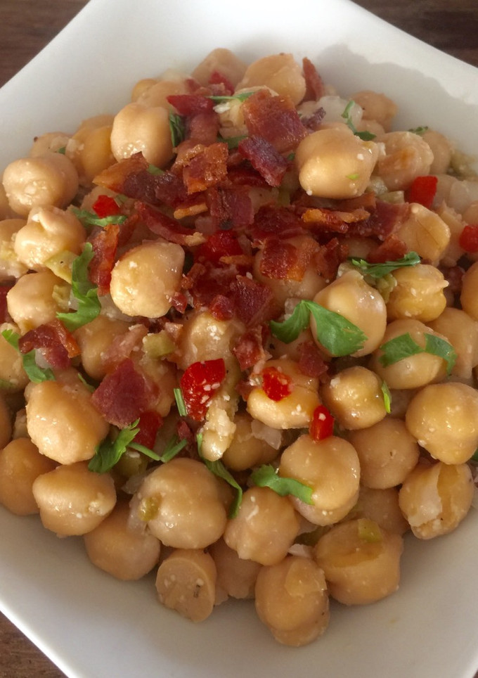 Una foto de Ensalada de Garbanzos con Tocineta (Bacon) y Queso Parmesano