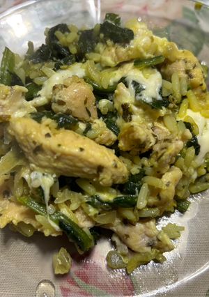 Una foto de Suprema de pollo asada con verduras y arroz