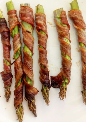 Zöld spárga baconbe tekerve recept fotója
