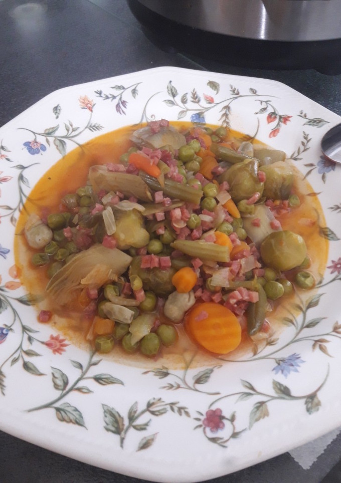Una foto de Menestra de verduras con cava de Almendralejo y jamón olla gm