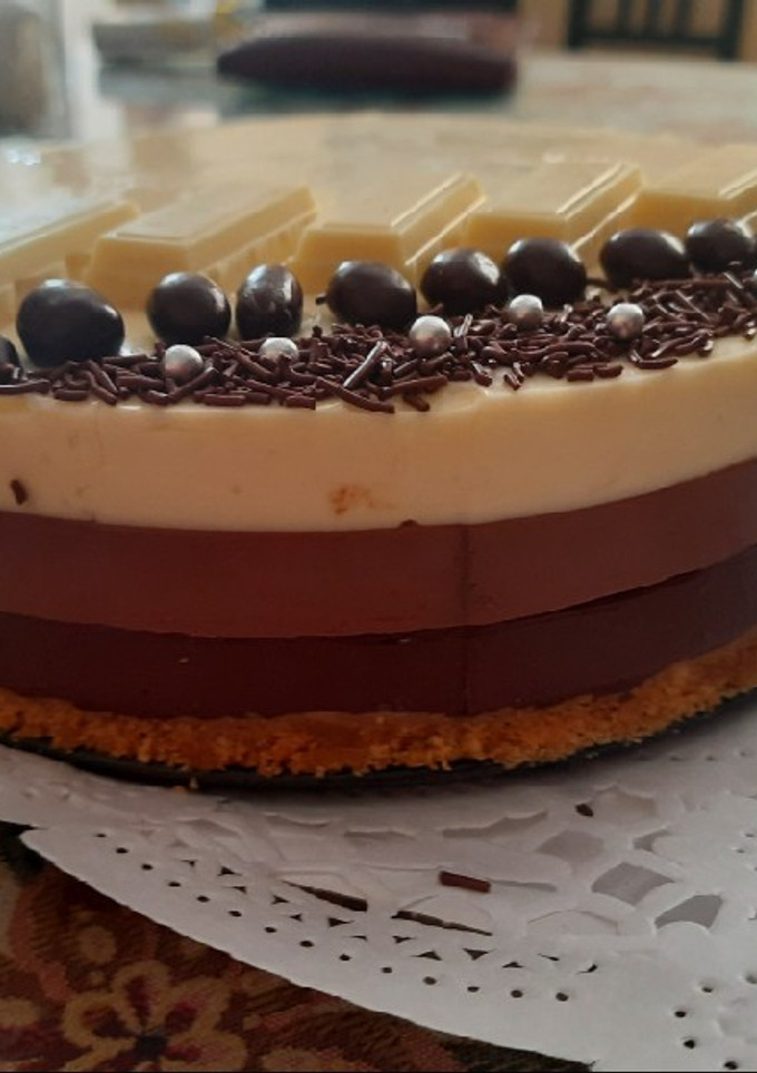Una foto de Tarta de 3 chocolates buenísima y fácil