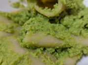 Una foto di paccheri al pesto