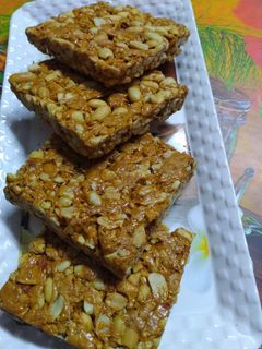 गुड़ मूंगफली चिक्की (Gur mungfali chikki recipe in hindi) रेसिपी मुख्य फोटो