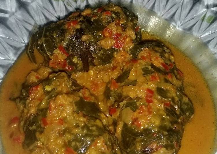 Cara Menyajikan Buntil daun singkong isi oncom yang Sedap